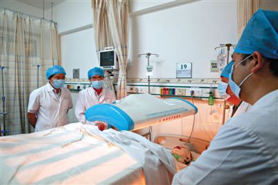 受傷醫(yī)生覃某正在進(jìn)行治療。昨日上午，醫(yī)生覃某在醫(yī)院乘電梯期間，被一名患者潑汽油并點燃，致重度燒傷。圖/CFP