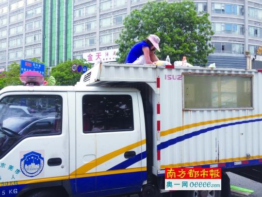 女?dāng)傌湠槟没乇豢坭F架 坐城管車(chē)頂22小時(shí)(圖)