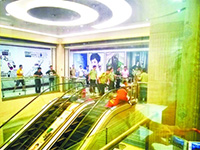 遇難女子家屬很悲傷。