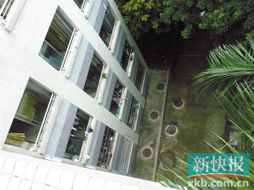 據(jù)目擊者稱,當時墜樓者躺在右排中、下兩個井蓋中間附近。