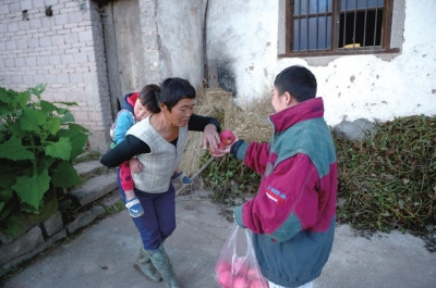 看到他遞來蘋果，村人尷尬地笑笑，婉拒了。