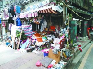 工作人員清理前，阿姨家周圍垃圾如山。