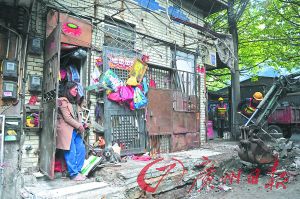 阿姨看著大家清理她堆積的垃圾。廣州日報記者李波 攝