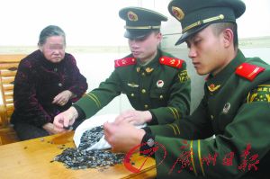 手機(jī)內(nèi)存卡因體積小、價(jià)值高，成為水客走私的“新寵”。圖為邊防官兵正在清點(diǎn)走私物品。