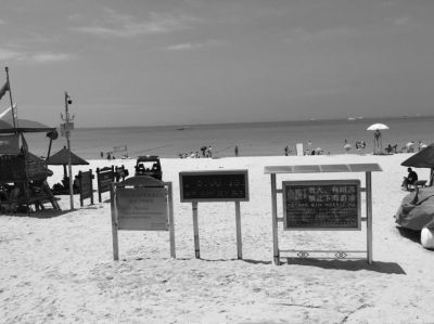 17日，事發(fā)海灘上警示標(biāo)志林立。