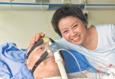 一年多來，楊曉華陪伴著臥病在床的男友，一日三餐悉心照料，毫無怨言。