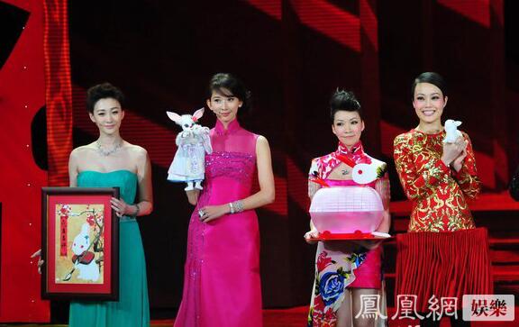 一直覺得長得奇怪的景甜，跟劉天仙的合影，竟然還不錯。