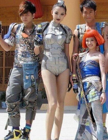 在張梓琳面前，章子怡的胸才到人家腰線的位置……