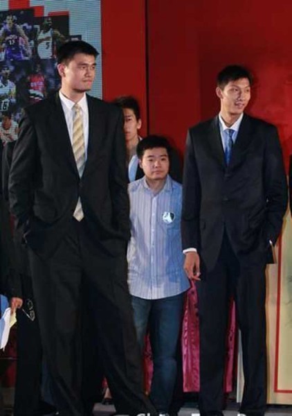 鄧超夫婦以及于嘉、林書豪，放在人群里都是不錯的身高，顯然，他們選錯了參照物。