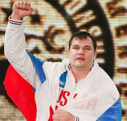 圖為2015年11月28日，阿列克謝·洛夫切夫在2015舉重世錦賽男子105公斤級(jí)頒獎(jiǎng)儀式上慶祝。