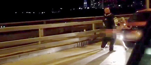 當(dāng)過(guò)往司機(jī)發(fā)現(xiàn)這對(duì)夫婦在立交橋上的奧迪汽車(chē)引擎蓋上“嘿咻”時(shí)，許多人靠邊停車(chē)觀看。（視頻截圖）