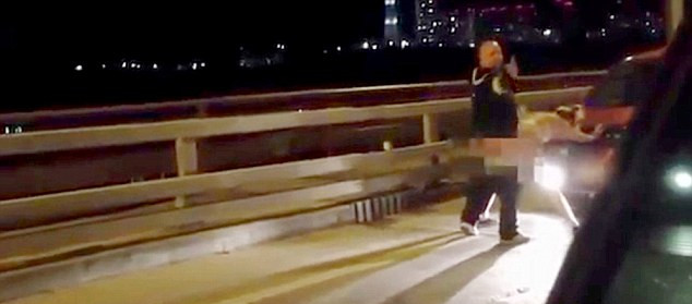 許多人拍攝到這對(duì)夫婦在引擎罩上“表達(dá)愛(ài)意”的方式，而男子甚至轉(zhuǎn)過(guò)頭來(lái)看鏡頭。（視頻截圖）