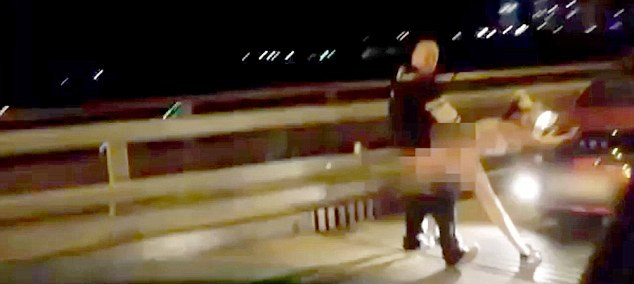 盡管許多人圍觀，但這對(duì)夫婦似乎對(duì)于露天表演毫不在意。（視頻截圖）