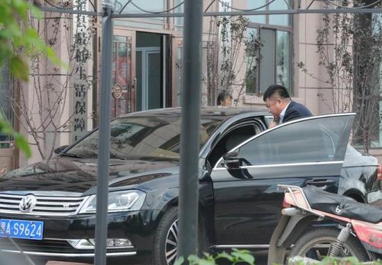 程海濤局長(zhǎng)駕駛的假牌車(chē)，停在縣低保局門(mén)前