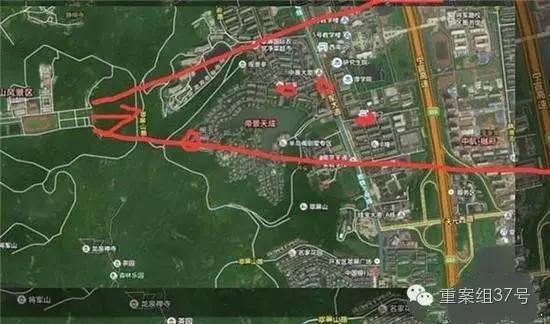 射擊場(chǎng)子彈射出方向（紅箭頭）有多個(gè)居民小區(qū) 。 圖片來源：交匯點(diǎn)新聞