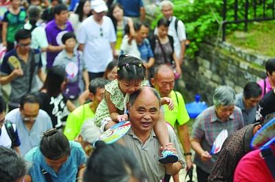 　　昨天不少老人帶著孫子孫女參加活動(dòng),明城墻對(duì)南京人而言,更多的是一種傳承。