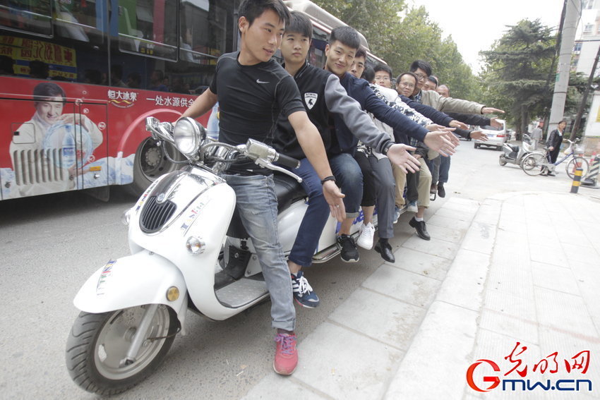 鄭州現(xiàn)4.7米“航母”電動(dòng)車:可坐十多人