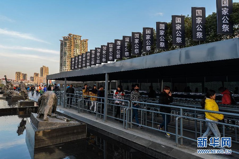 12月14日,觀眾排隊(duì)進(jìn)入侵華日軍南京大屠殺遇難同胞紀(jì)念館參觀。新華社記者 沈鵬 攝