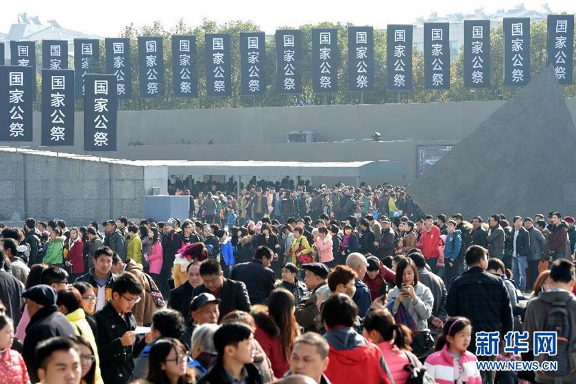 12月14日,參觀者在南京大屠殺遇難同胞紀(jì)念館參觀。　　新華社記者孫參攝