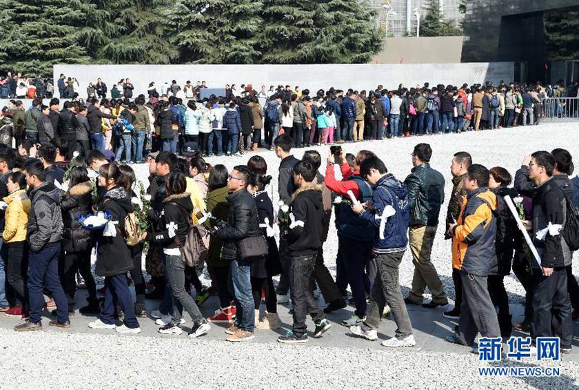  12月14日,參觀者在排隊(duì)進(jìn)入紀(jì)念館展館參觀。新華社記者孫參攝