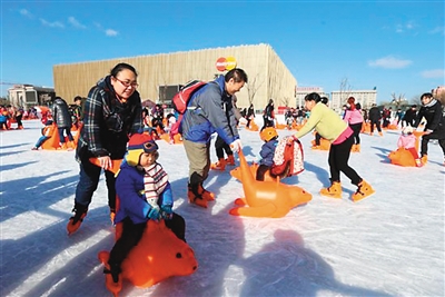 游客體驗(yàn)五棵松冰世界體育樂(lè)園。