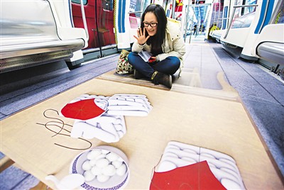 圖為試乘乘客流連忘返。