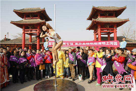 90后“鋼管舞女神”乘高鐵現(xiàn)身清明上河園,近千人圍觀 90后“鋼管舞女神”乘高鐵現(xiàn)身清明上河園,近千人圍觀