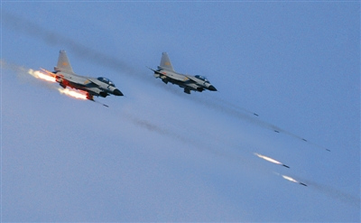 戰(zhàn)機(jī)對(duì)地攻擊。劉應(yīng)華攝