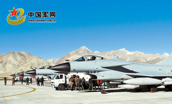 后勤官兵進(jìn)駐雪域高原機(jī)場(chǎng)提供后勤支撐。解放軍報(bào)特約記者 劉應(yīng)華攝