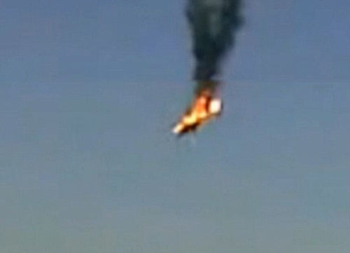 照片顯示直升機(jī)在空中被火箭擊中著火，然后墜落地面