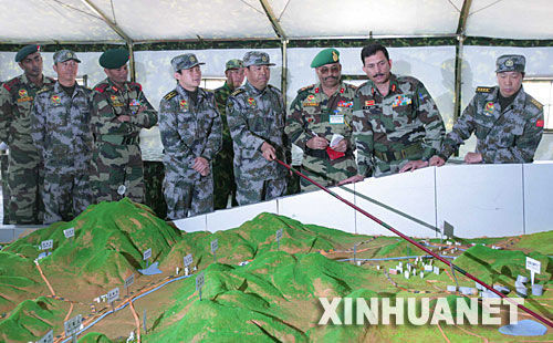 資料圖：2007年12月23日，中印陸軍聯(lián)合軍演中印參訓(xùn)指導(dǎo)組成員在進(jìn)行訓(xùn)練磋商