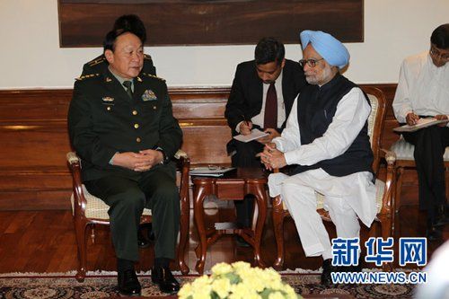 9月4日，在印度首都新德里的總理府，印度總理曼莫漢·辛格（右）會(huì)見中國(guó)國(guó)務(wù)委員兼國(guó)防部長(zhǎng)梁光烈。