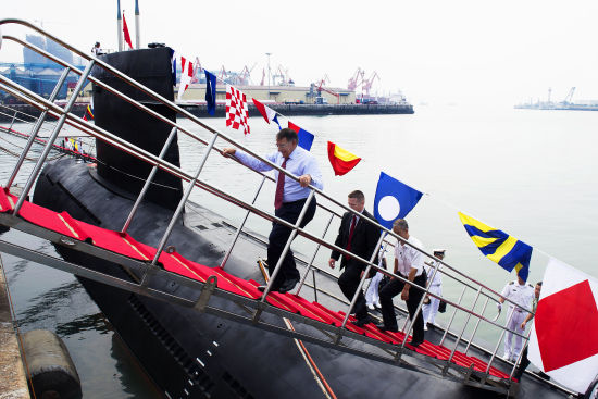 昨天，美國防長帕內(nèi)塔登上一艘中國宋級(jí)潛艇