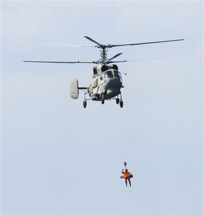 演習(xí)中，搜救直升機(jī)營(yíng)救“落水人員”