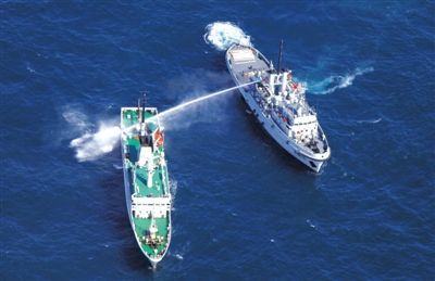 昨日，東海某海域，東海艦隊(duì)拖船使用高壓水炮為地方執(zhí)法船滅火