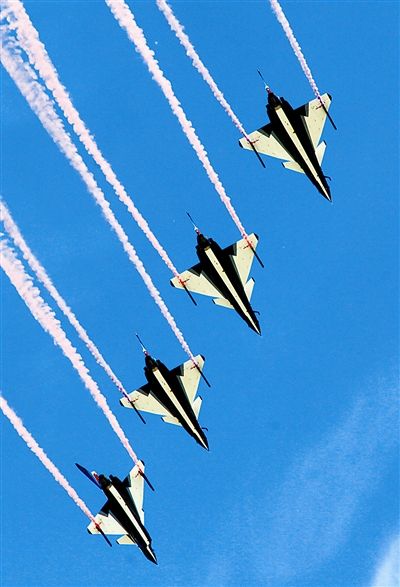 藍天為紙，6架紅藍涂裝的殲-10戰(zhàn)機縱情潑墨寫意