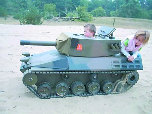 為了讓3歲兒子玩得拉風(fēng)，荷蘭父親9個月時間造了這輛坦克。