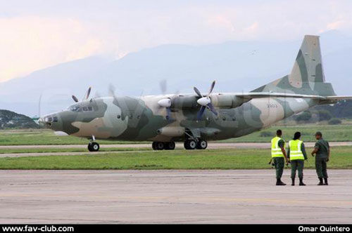 委內(nèi)瑞拉公開展示首批2架中國造運(yùn)8C運(yùn)輸機(jī) 委內(nèi)瑞拉公開展示首批2架中國造運(yùn)8C運(yùn)輸機(jī)