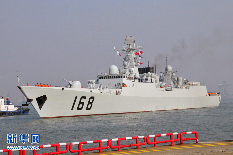 　25日15時，海軍南海艦隊(duì)“廣州”號驅(qū)逐艦駛?cè)霃V州南沙汽車碼頭