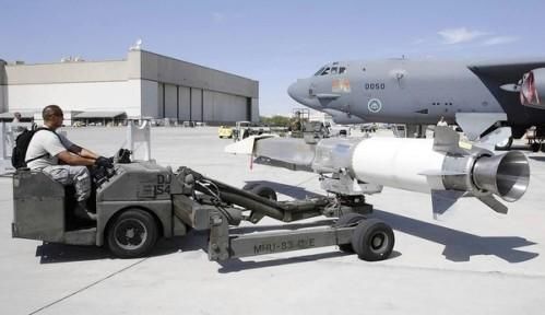 資料圖：美軍嘗試將“X-51 Wave Rider”飛行器掛在一架“B-52”轟炸機(jī)下，發(fā)射升空。