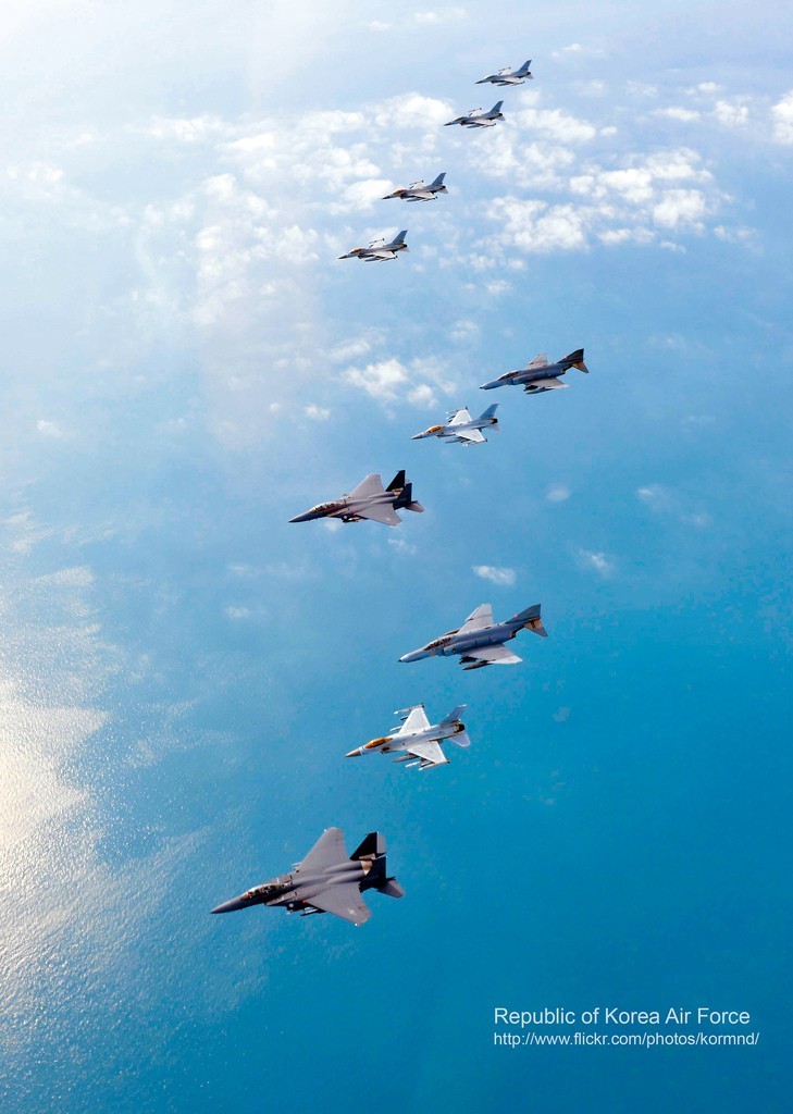 圖為韓空軍KF-16戰(zhàn)機、F-4戰(zhàn)機、F-15K兩代三型戰(zhàn)機編隊升空練作戰(zhàn)。