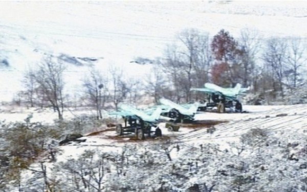 朝鮮公開(kāi)的照片顯示，在三輛牽引車(chē)輛上各自搭載了一架無(wú)人機(jī)。