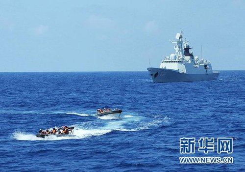 3月28日，十余名臨檢拿捕隊員從玉林艦出發(fā)，乘小艇駛向模擬可疑商船的艦只。