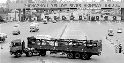 一輛6軸大貨車被路政人員勸阻后，掉頭返回