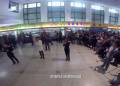 火車站候車大廳紅歌快閃迎國慶！百人互動，震撼現(xiàn)場嗨翻天！
