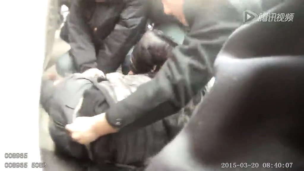 大石橋眾人抬車(chē)救行人