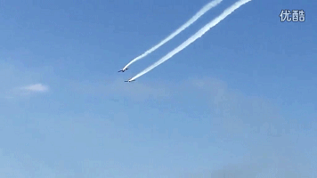 實拍意大利特技表演飛機(jī)相撞墜毀 一死一傷