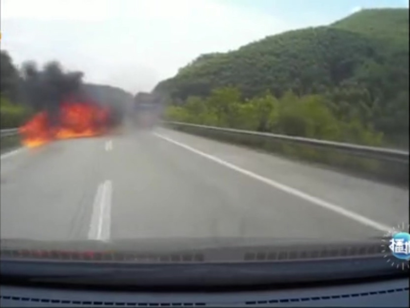 大客車將小車撞成火球 路過(guò)司機(jī)火中救出一人