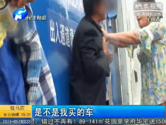 夫妻車?；▓@路中央 棄車去打架