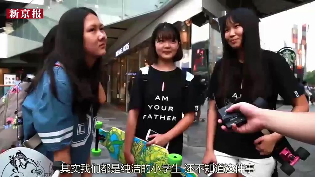 街拍：公眾場合啪啪啪你咋看？